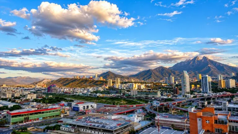 Manufactura en Nuevo León con plantas industriales, inversión e innovación que fortalecen el crecimiento industrial.