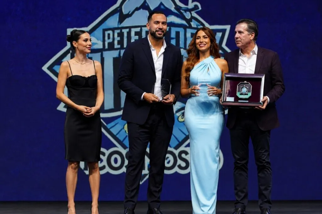 Pericos de Puebla recibe el reconocimiento por innovación deportiva otorgado por la Liga Mexicana de Beisbol en México.