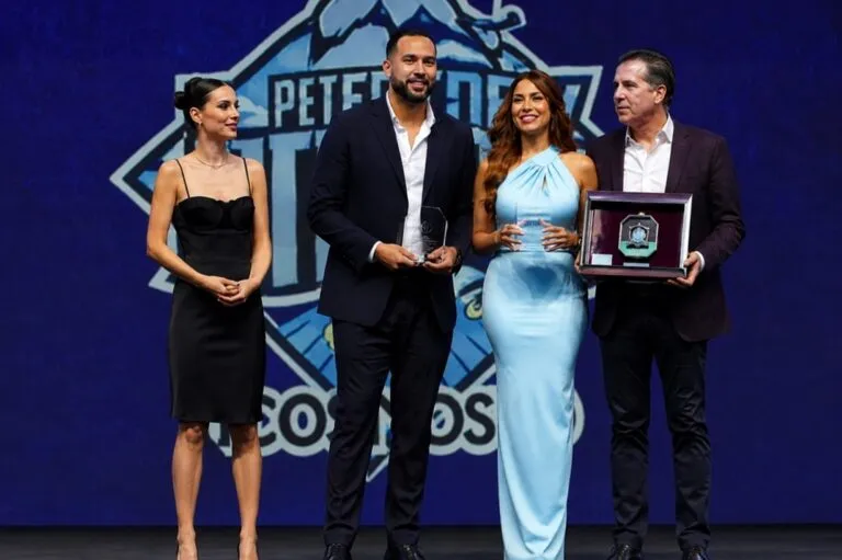 Pericos de Puebla recibe el reconocimiento por innovación deportiva otorgado por la Liga Mexicana de Beisbol en México.
