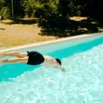 Piscinas inteligentes con tecnología de IA y sensores para prevenir ahogamientos mediante seguridad acuática avanzada
