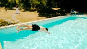 Piscinas inteligentes con tecnología de IA y sensores para prevenir ahogamientos mediante seguridad acuática avanzada