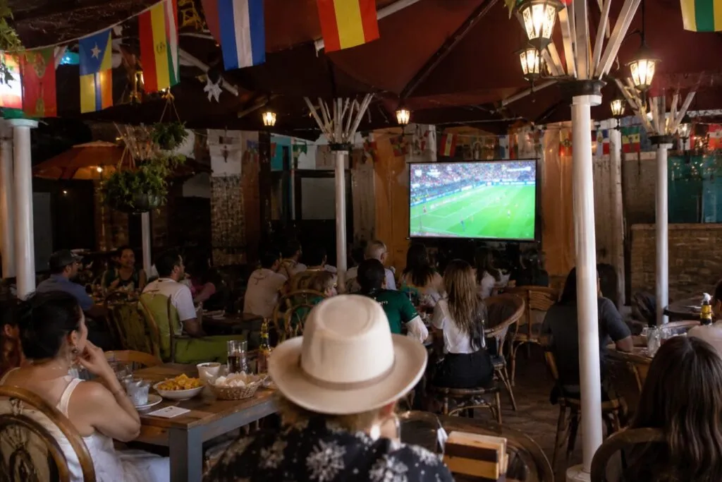 Promociones mundialistas en Querétaro con restaurantes y aficionados celebrando goles de México durante el Mundial 2026