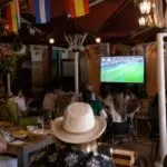 Promociones mundialistas en Querétaro con restaurantes y aficionados celebrando goles de México durante el Mundial 2026