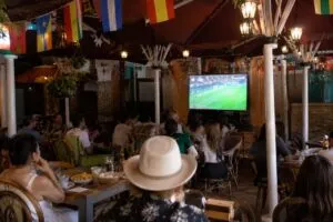 Promociones mundialistas en Querétaro con restaurantes y aficionados celebrando goles de México durante el Mundial 2026