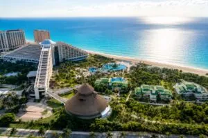 Talento hotelero en Iberostar México con programas de formación y Wave of Change para fortalecer el desarrollo profesional.