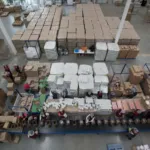 Centro logístico de La Cosmopolitana con personal supervisando almacenamiento y distribución de alimentos para instituciones.