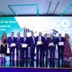Entregan premio empresarial a Olegario Vázquez Aldir.