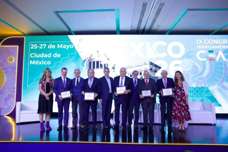 Entregan premio empresarial a Olegario Vázquez Aldir.