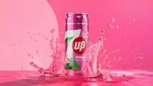 7UP Pink de PepsiCo durante su lanzamiento en España con una estrategia de colaboración entre marcas para el verano.