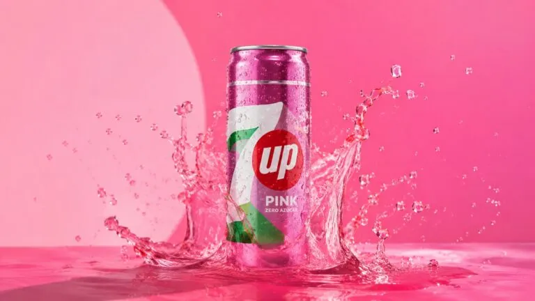 7UP Pink de PepsiCo durante su lanzamiento en España con una estrategia de colaboración entre marcas para el verano.