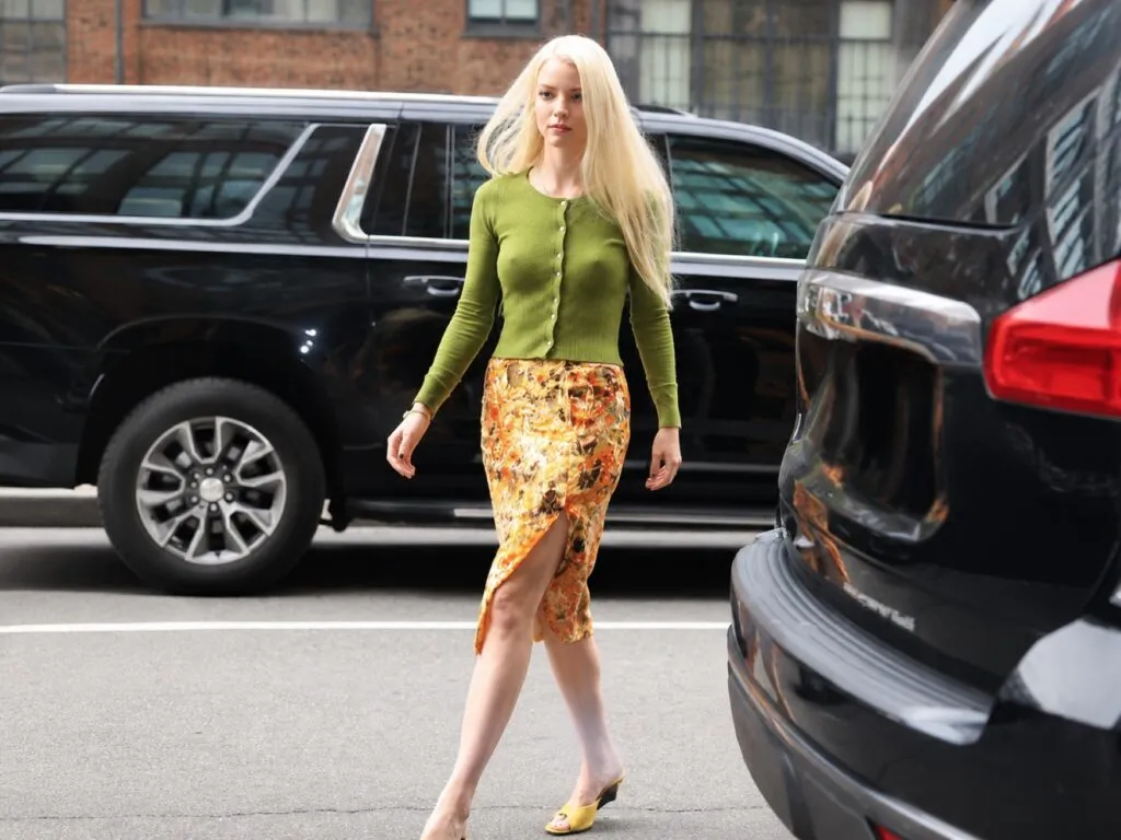 Anya Taylor-Joy impulsa el valor de marca con un look tropical durante su visita a Nueva York.