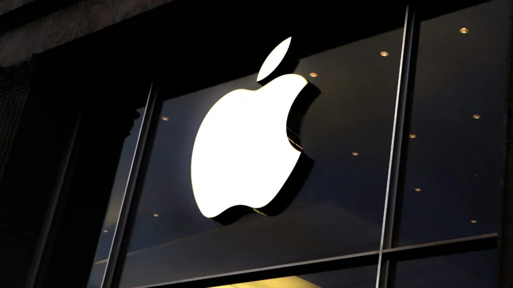 Ilustración de la disputa entre Apple y OpenAI por presunta apropiación de información confidencial sobre hardware.