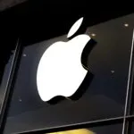 Ilustración de la disputa entre Apple y OpenAI por presunta apropiación de información confidencial sobre hardware.