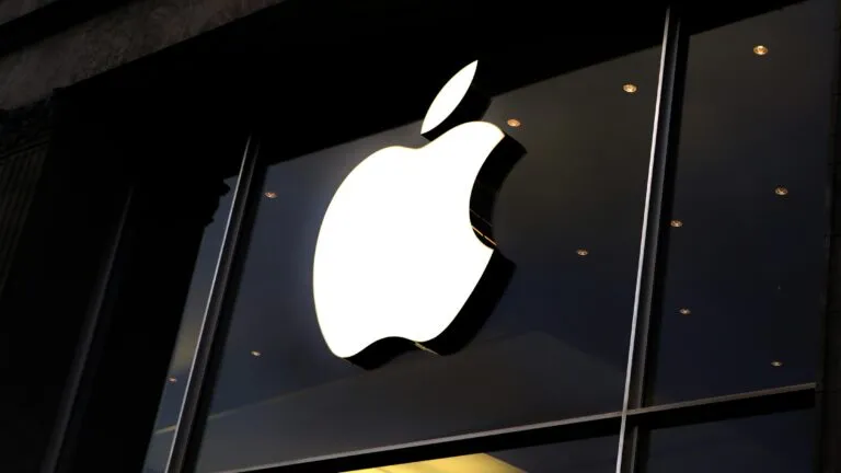 Ilustración de la disputa entre Apple y OpenAI por presunta apropiación de información confidencial sobre hardware.