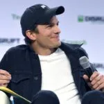 Representación de inversión en startups de inteligencia artificial impulsada por Ashton Kutcher.
