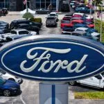 Autos hechos en México durante un proceso de manufactura de alta calidad en una planta automotriz moderna.
