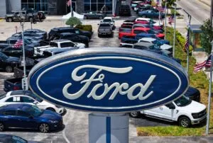 Autos hechos en México durante un proceso de manufactura de alta calidad en una planta automotriz moderna.