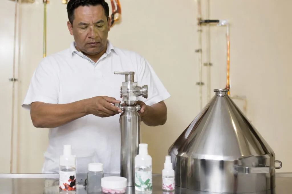 Emprendimiento familiar en México con familias creando negocios para fortalecer su economía.