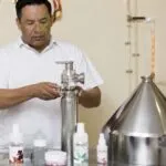 Emprendimiento familiar en México con familias creando negocios para fortalecer su economía.