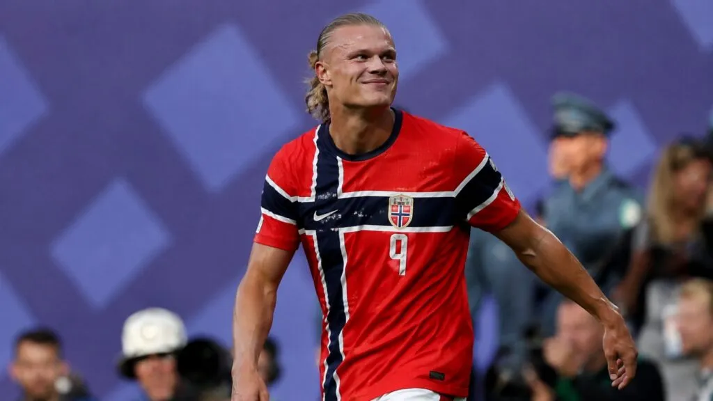 Erling Haaland con ligas para el cabello, imagen relacionada con su negocio global y estrategia de marca personal.