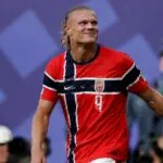 Erling Haaland con ligas para el cabello, imagen relacionada con su negocio global y estrategia de marca personal.