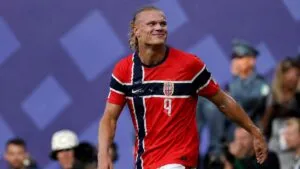 Erling Haaland con ligas para el cabello, imagen relacionada con su negocio global y estrategia de marca personal.