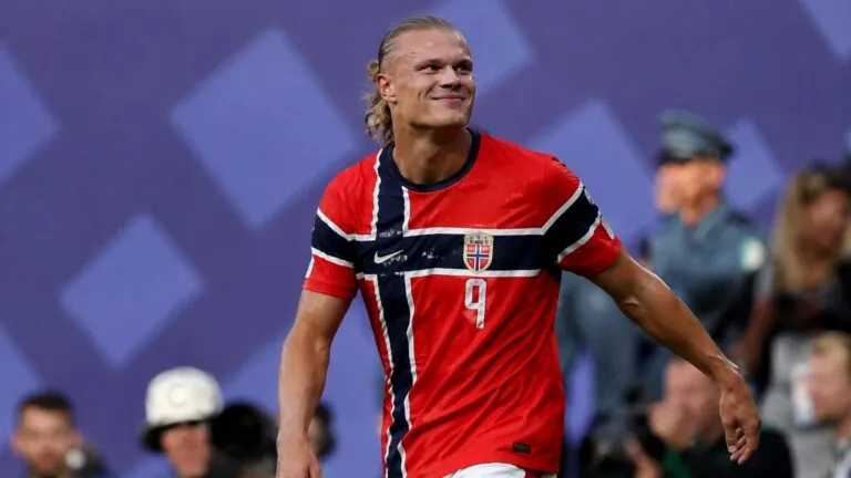 Erling Haaland con ligas para el cabello, imagen relacionada con su negocio global y estrategia de marca personal.