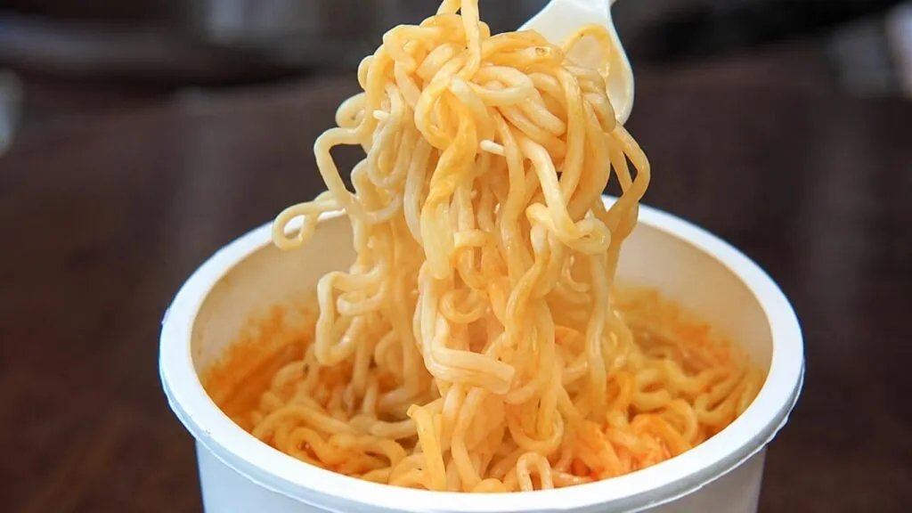 Fideos instantáneos en México preparados con ingredientes tradicionales, reflejo de su transformación en un fenómeno cultural.