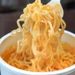 Fideos instantáneos en México preparados con ingredientes tradicionales, reflejo de su transformación en un fenómeno cultural.