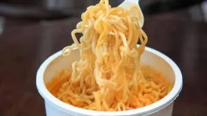 Fideos instantáneos en México preparados con ingredientes tradicionales, reflejo de su transformación en un fenómeno cultural.