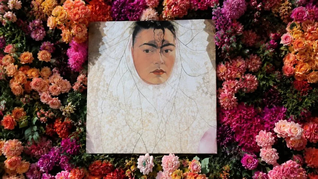 Frida Kahlo como marca cultural global con legado artístico e influencia internacional en la economía creativa.