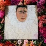 Frida Kahlo como marca cultural global con legado artístico e influencia internacional en la economía creativa.