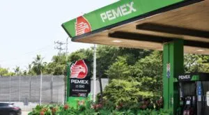 Importación de gasolina en México con operaciones de Pemex y distribución de combustibles para empresas privadas.