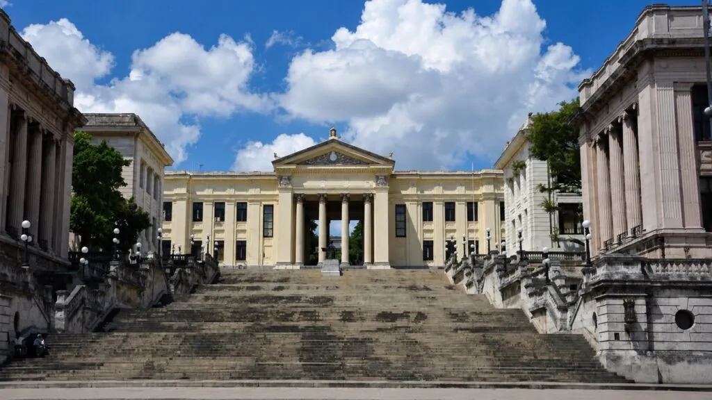 Investigadores analizan granos de café y cacao en un laboratorio universitario en Cuba para impulsar innovación y desarrollo sostenible.
