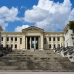 Investigadores analizan granos de café y cacao en un laboratorio universitario en Cuba para impulsar innovación y desarrollo sostenible.