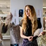 Vestido de alta costura inspirado en las creaciones de Iris van Herpen con diseño futurista y formas orgánicas.