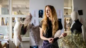 Vestido de alta costura inspirado en las creaciones de Iris van Herpen con diseño futurista y formas orgánicas.
