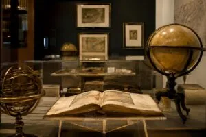 Maravillas del mundo reunidas en un gabinete de tesoros durante una exposición cultural en México.