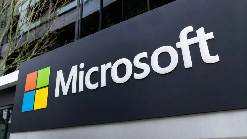 Microsoft recorta empleos mientras fortalece su inversión en inteligencia artificial y reorganiza su negocio tecnológico.