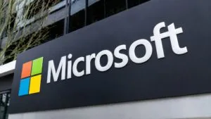 Microsoft recorta empleos mientras fortalece su inversión en inteligencia artificial y reorganiza su negocio tecnológico.