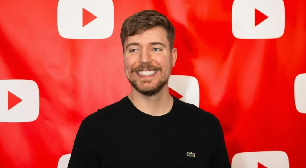 MrBeast construyó un imperio empresarial desde YouTube con reinversión, marcas propias y millones de seguidores en todo el mundo.