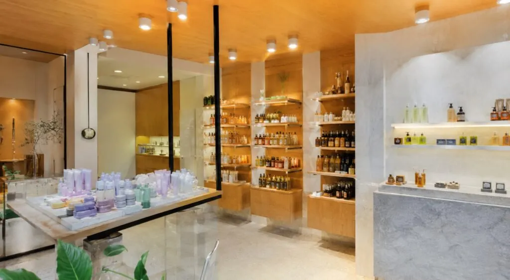 Natura enfrenta una caída en ventas del segundo trimestre mientras fortalece su operación en Brasil.