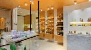 Natura enfrenta una caída en ventas del segundo trimestre mientras fortalece su operación en Brasil.