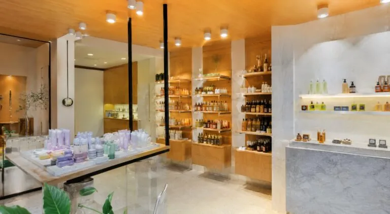 Natura enfrenta una caída en ventas del segundo trimestre mientras fortalece su operación en Brasil.