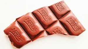 Productos de Nestlé con una estrategia enfocada en eliminar colorantes artificiales a nivel mundial