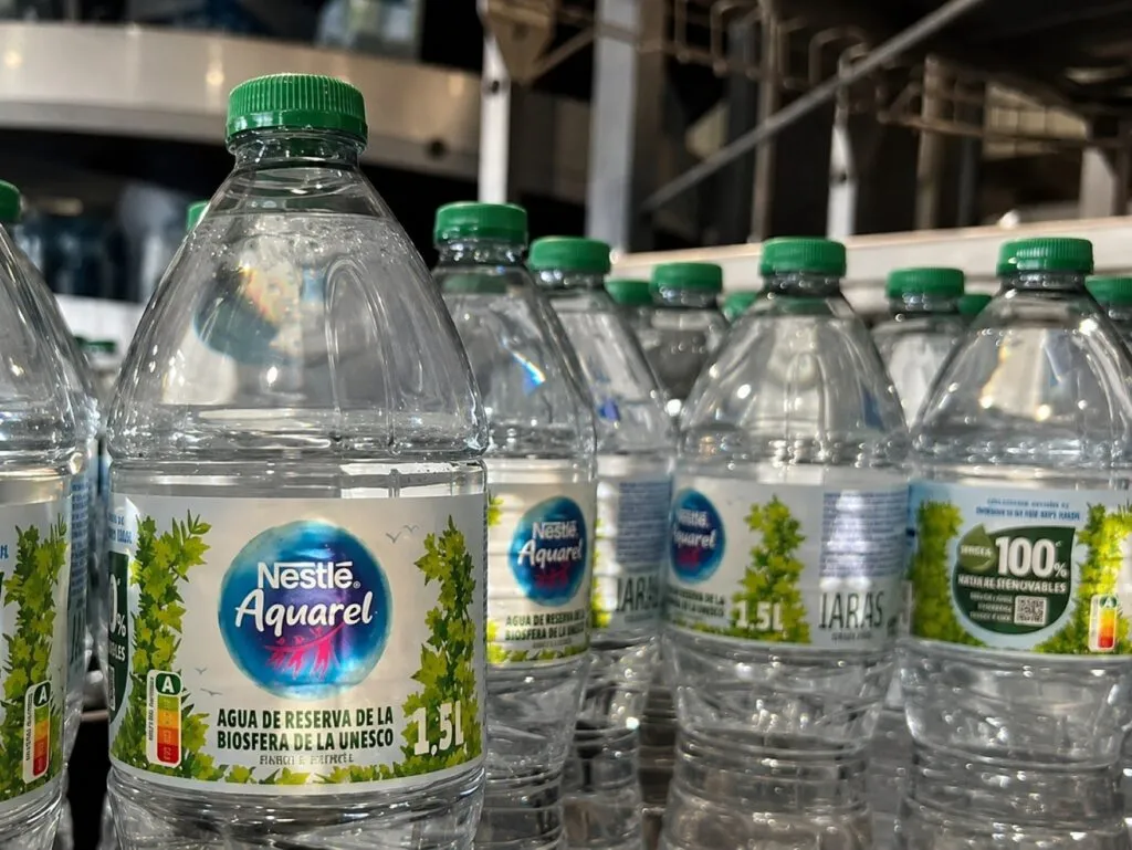 Nestlé reorganiza su negocio de agua en Europa mediante una estrategia enfocada en marcas de mayor crecimiento.
