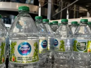 Nestlé reorganiza su negocio de agua en Europa mediante una estrategia enfocada en marcas de mayor crecimiento.