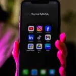 Jóvenes profesionales utilizando redes sociales como herramienta de innovación y comunicación empresarial en México.