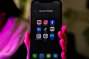 Jóvenes profesionales utilizando redes sociales como herramienta de innovación y comunicación empresarial en México.