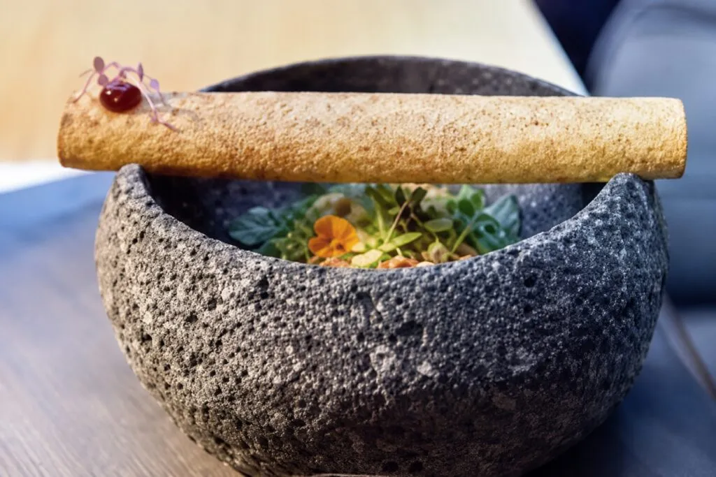 Restaurante distinguido con tres estrellas Michelin por su excelencia gastronómica.